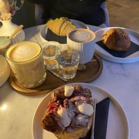 Monkeybread, Pistaziencroissant, Pain au Chocolat, Pumpkin Spice Latte und heiße Schokolade   at Patisserie Sießl in Munich