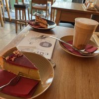 Matcha-Torte und Haselnuss-Schokotorte und Spekulatius-Latte  at Gloria in Cologne