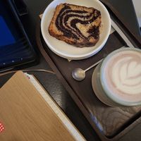 Marbre VEGAN et ube latte at DRACHE Specialty Coffee Bar in Brussels