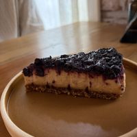 Cheesecake, base neutra com amendoim por baixo e mirtilo na cobertura, muito saboroso!  at Cumbuca in Florianopolis