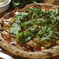 Pizza vegana de palmito rúcula e redução de aceto balsâmico #Veganuary at aPizz Londrina in Londrina