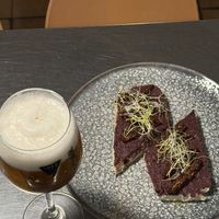 Cerveza, bien tirada con tostada de oliva aragonesa negra  at MATi in Zaragoza