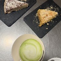 Matcha, tarta de pera y tarta de manzana   at MATi in Zaragoza