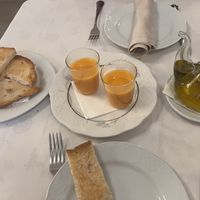 Aperitivo, crema de calabaza, pan tostado y aceite de la comarca  at Quatre taules  in Montblanc