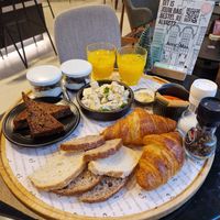 Vegan breakfast plank for two persons at Anne&Max - Domstraat in Utrecht