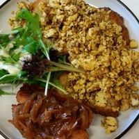 tofu scramble and sausages at The Pearfect Pantry in Osbourne Park
