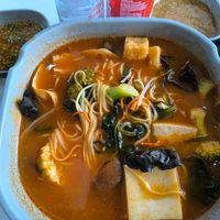 Caldo de tomate con noodles, tofu y verduras at Yangguofu Malatang - 杨国福麻辣烫 in Sevilla
