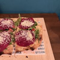 Pizza con bresaola vegetale, grattugiato vegetale, mozzarella vegetale, rucola  at Pizzeria Urbana in Urbino