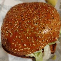 Le Green Morbier (burger di funghi, tofu ed emmental, 2 fette di formaggio Morbier, lattuga, cipolle caramellate, maionese e mostarda) at Bioburger - Strasbourg Bateliers  in Strasbourg