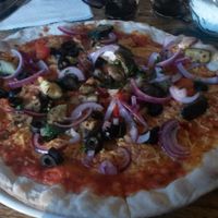 Vegan pizza with vegan cheese at SlimJims in Hamburg