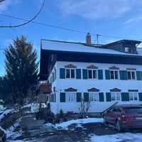 The old stable with the guestrooms at Wohlfühlhof Zeh e.V. - Lebenshof für Tiere & Ferienhof in Waltenhofen