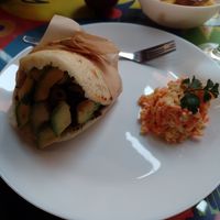 Arepa mit Mini-Beilagensalat at Arepahaus in Gottingen