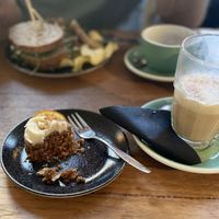 Kruidige worteltjescake (vegan) is een aanrader maar ook de club sandwich (vega/vegan) is erg lekker  at Anne&Max - Veemarktstraat in Breda