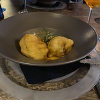 Voorgerecht gefrituurde bloemkool met pestosaus  at Restaurant MEKS in Borger