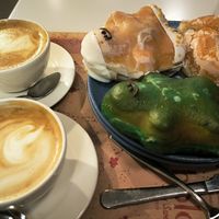 Café con avena, Donut normal, y el verde de manzana. El otro de praliné (no Vegan) at Boldú in Madrid