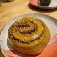 Cinnamon roll at La Consciente - Gràcia in Barcelona