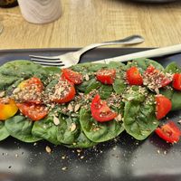 Veganes Sandwich mit Avocado, Tomaten und Spinat at Singular in Cordoba