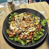 Vegetarischer Salat mit Mozzarella at Singular in Cordoba