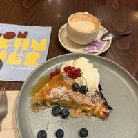 Marillenstrudel und veganer Cappuccino   at Von Zehn bis Vier at Academy Bar in Salzburg