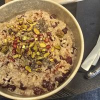 Oats with pistachio and pomegranates at Espresso Quartier in Maastricht