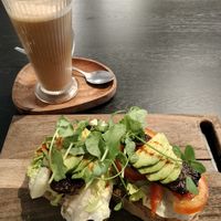 Chai latte en een toast met avocado en tempe at Espresso Quartier in Maastricht