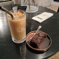 Ijskoffie met een brownie at Espresso Quartier in Maastricht