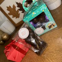 Ballotin de pralines végétaliennes + végétaliennes sans sucre + œufs de Pâques végétaliens   at Valentino Chocolatier in La Louviere