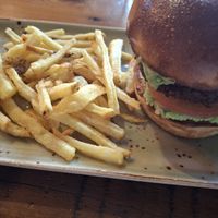 Burguer d'heura amb guacamole i patates fregides at Santamasa Sabadell in Sabadell