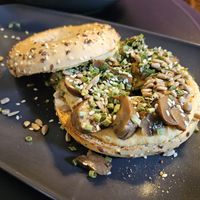 Hummus bagel with mushrooms, roasted sesame seeds, sunflower seeds & parsley (5€ at happy hour, otherwise 7.90€) at Café Kunterbunt in Fulda