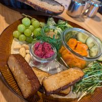 Veganes Frühstück mit hausgemachten Aufstrichen, Karottenlachs, Pekmez, Gemüse, Kräuter #Veganuary at Erdfreund Kaffee in Bad Nauheim