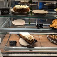 Vegane Kuchentheke: Karottenkuchen, schwedische Apfeltorte, Banane-Ahorn-Kuchen #Veganuary at Erdfreund Kaffee in Bad Nauheim