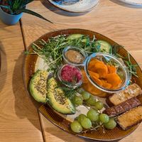 Veganes Frühstück mit Tofu und einer Scheibe Brot und einem Brötchen (oder Bagel) #Veganuary at Erdfreund Kaffee in Bad Nauheim