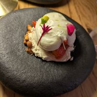 Strawberries, whipped cream, vinegar at Fronda Pasaje BCN in Barcelona