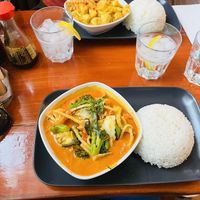 Kaeng phed and kaeng kari with fluffy tofu💗 at Rakhang Thai Kitchen in Gothenburg