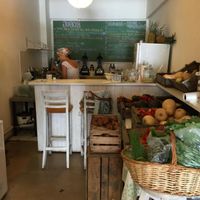 Juice bar and also small vegan pizzas and sandwiches. There is also organic produce available at Mercado Verde in Punta Del Este