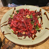 Pinke Pasta: mit Rote Bete, Zucchini, Minze und gehackten Walnüssen at Vengo Die Gemusekuche in Bremen