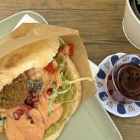 Veganer Falafel-Döner mit Avocado (und Cocktailsauce on top)  at zum Spießer in Landshut