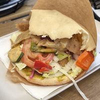 Seitan Döner mit Avocado und veganer Honigsenf Soße. Mit frischem selbst gemachten Brot 😋 at zum Spießer in Landshut