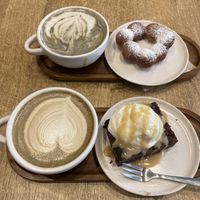 Latte au sésame noir, mochi-donut, et hojicha latte, brownie  at MAMÉ  in Orleans