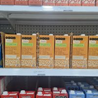 También tienen su propia leche vegetal (muy económica, por cierto) y NotMilk de NotCo (mucho más barata que en otras tiendas como Walmart, Chedrahui, etc) at YEMA in Mexico City