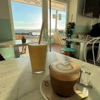 Smoothie und Hafer-Chai Latte at It's Coffee Time in Lescala