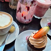 Hot oat chocolate with espresso, pink latte and strawberry cupcakes at Karl Mag‘s Süß  in Chemnitz