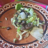 Huarache de hongos con flor de calabaza ♥️ 
PD: No es de ese tamaño, es grande, pero tenía tanta hambre que se me pasó tomarle una foto antes 😜🫢 at DeAca Restaurante in Mexico City