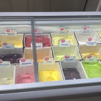 Todas as opções V são veganas na vitrine de massas. Há também picolés.  at Santa Rita Sorveteria  in Indaiatuba