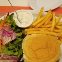 Burger de falafel, acompanhado por salada, batata frita e molho tzatziki at A Chapa Hamburgers in Sao Paulo
