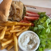 HOUSE VEGGIE BURGER (Burger de Falafel com queijo vegano, cebola grelhada, com folhas de alface romana e tomate montados em pão hamburger, com batatas fritas e molho Tzatziki) at A Chapa Hamburgers in Sao Paulo
