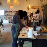 Iedereen hard aan het werk at Lenna's Kitchen in Den Bosch