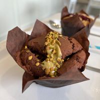 Muffin al cioccolato farcito con crema di pistacchio at LallabyCakes Busto Arsizio  in Busto Arsizio