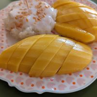Mango and sticky rice at Kao Niew Moon Savey Mae Nongnut in Bangkok