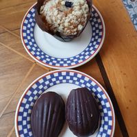 Doces de madeleine e um cupcake, todos deliciosos.  at Canteiro in Florianopolis
